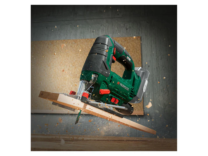 Utilizzo del seghetto in officina